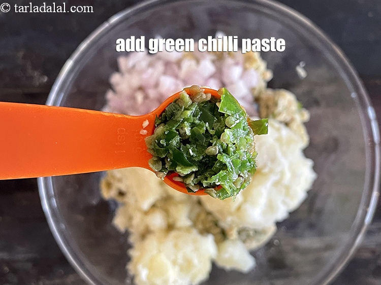 Step 26 – Add&nbsp;<meta charset="UTF-8" />1 1/2 tsp&nbsp;<a href="glossary-green-chilli-paste-hari-mirch-ki-paste-mirchi-paste-333i">green chilli paste</a>.