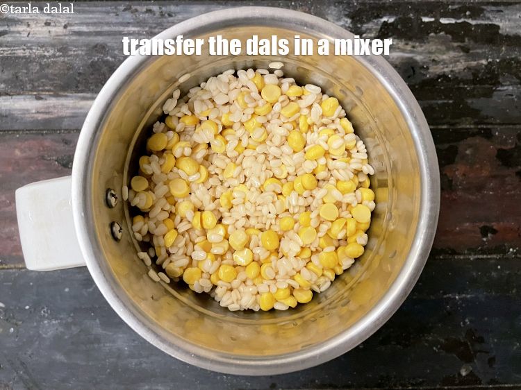 Step 12 – Transfer the washed and soaked dals&nbsp;&nbsp;into a mixer.