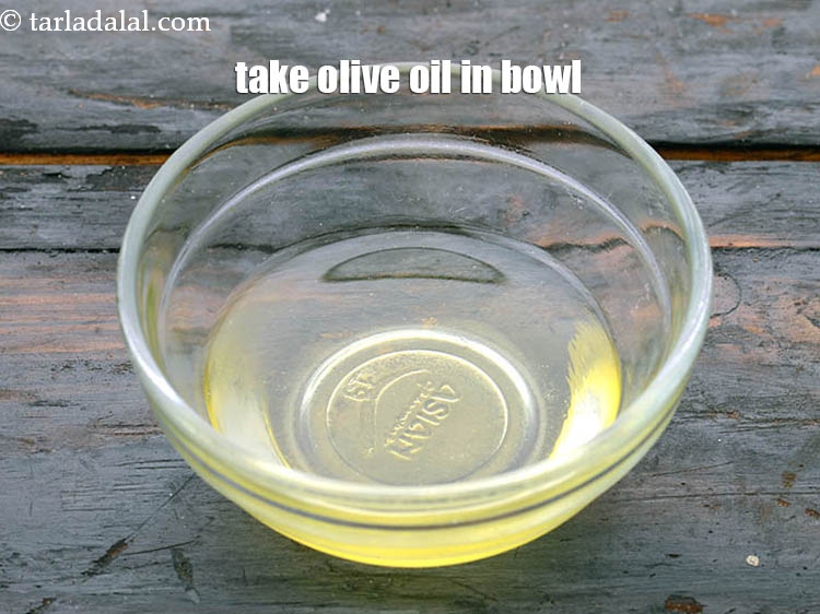 स्टेप 3 – एक छोटे कटोरे में&nbsp;१ टेबल-स्पून&nbsp;<a href=""https://www.tarladalal.com/glossary-olive-oil-hindi-451i"">जैतून का तेल</a>&nbsp;लें।