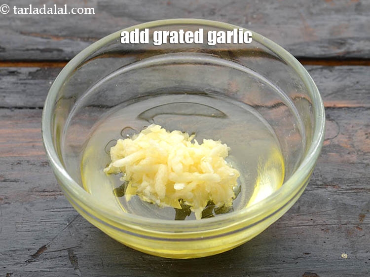 स्टेप 4 – १ टी-स्पून&nbsp;<a href=""https://www.tarladalal.com/glossary-grated-garlic-hindi-859i"">कसा हुआ लहसुन</a>&nbsp;डालें।&nbsp;&nbsp;