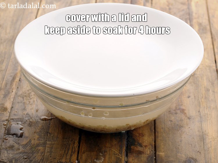 स्टेप 5 – एक गहरे बाउल में पर्याप्त पानी डालें और अच्छी तरह …