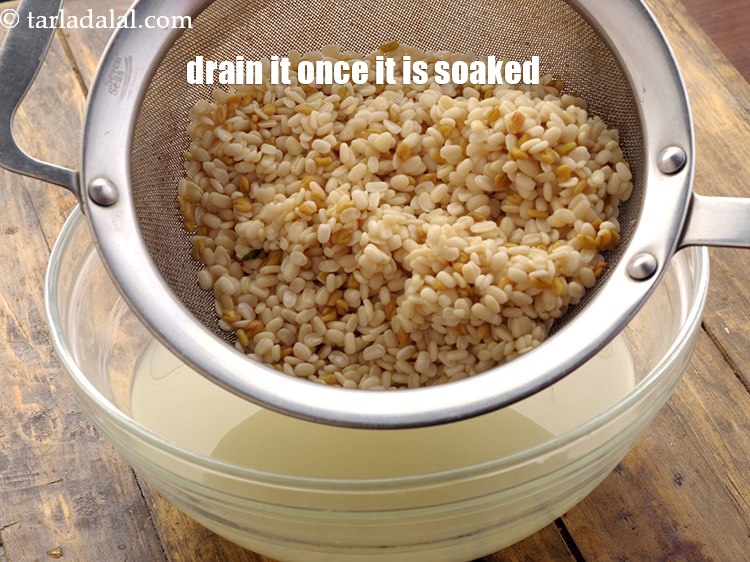 स्टेप 6 – भिगोकर तैयार होने के बाद छानकर रख दें।