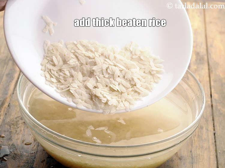 स्टेप 9 – जाड़ा पोहा डालें।