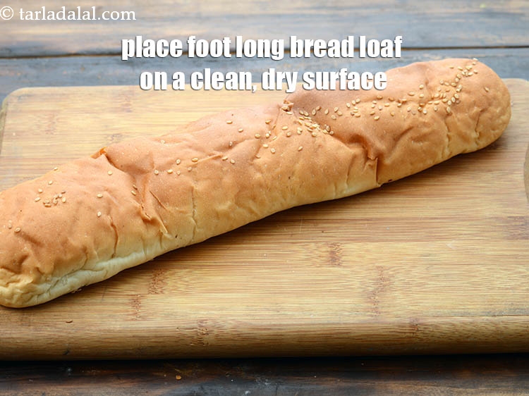 स्टेप 6 – एक फुट लम्बी ब्रेड&nbsp;को साफ, सूखी सतह पर रखें।&nbsp;