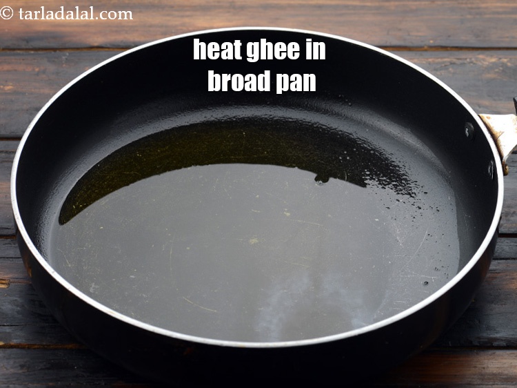 स्टेप 7 – एक चौड़े नॉन-स्टिक पॅन में १/४ कप <a href=""https://www.tarladalal.com/glossary-ghee-hindi-245i"">घी</a> गरम …