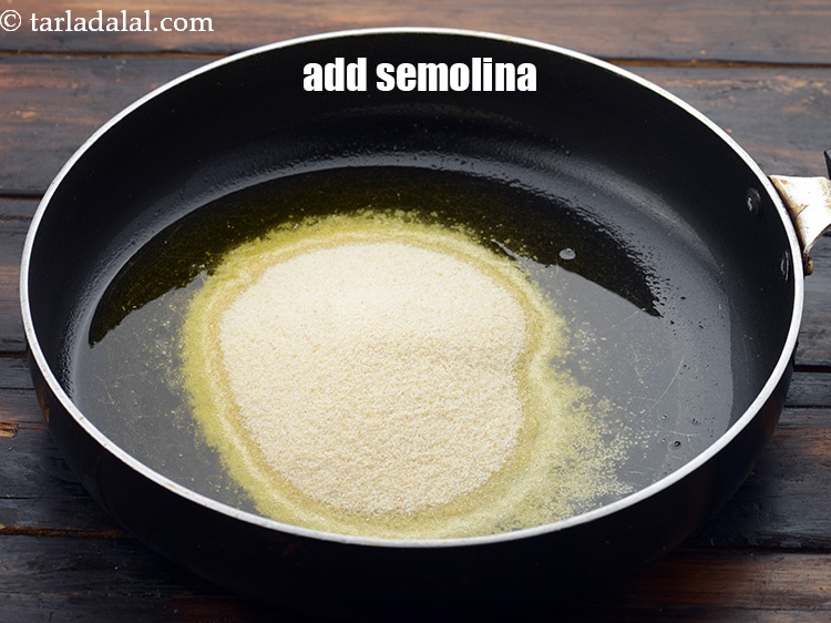 स्टेप 8 – १/२ कप&nbsp;<a href=""https://www.tarladalal.com/glossary-semolina-sooji-rava-rawa-hindi-603i"">सूजी</a> डालें।