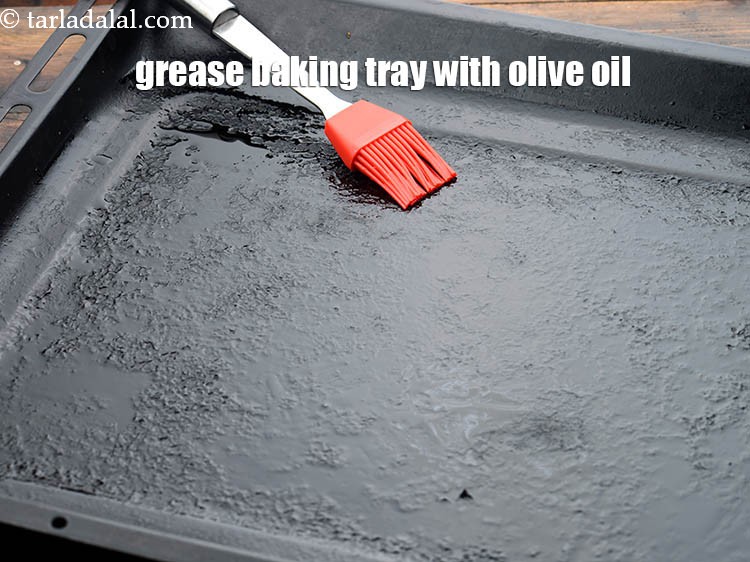 स्टेप 8 – एक बेकिंग ट्रे को&nbsp;<a href=""https://www.tarladalal.com/glossary-olive-oil-hindi-451i"">जैतून का तेल</a>&nbsp;से चिकना करें ।&nbsp;