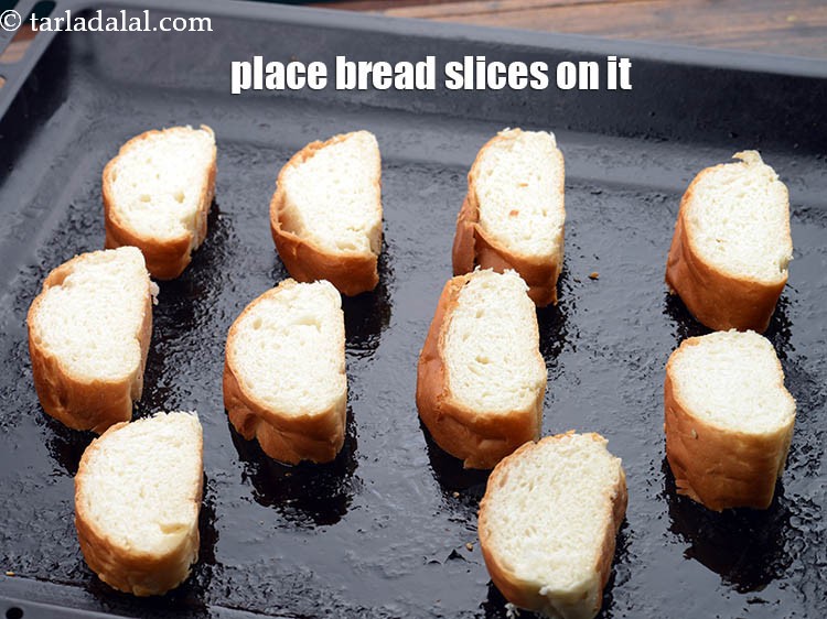 स्टेप 9 – उस पर ब्रेड के टुकड़े रखें।&nbsp;