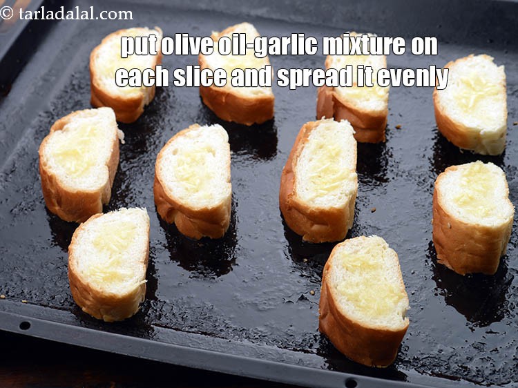 स्टेप 10 – प्रत्येक ब्रेड स्लाइस पर थोड़ा जैतून का तेल-लहसुन का मिश्रण …