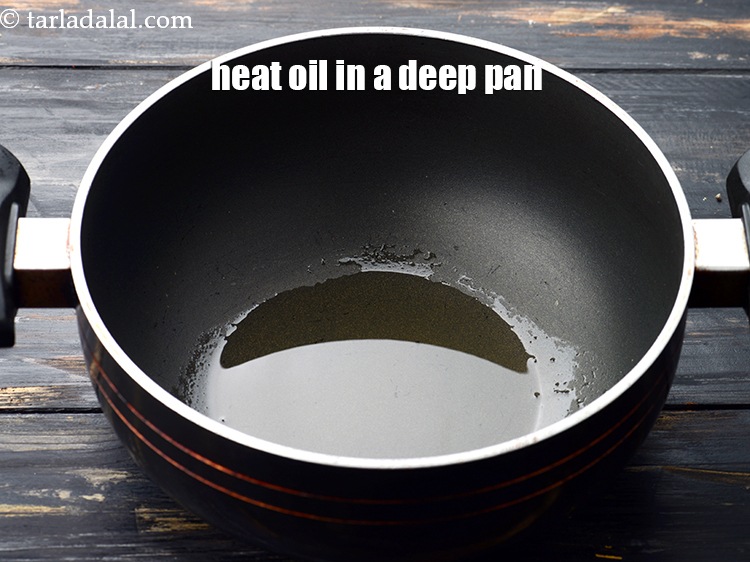 Step 17 – Heat 1 tbsp&nbsp;<a href="https://www.tarladalal.com/glossary-oil-671i">oil</a> in a deep non-stick pan.&nbsp;