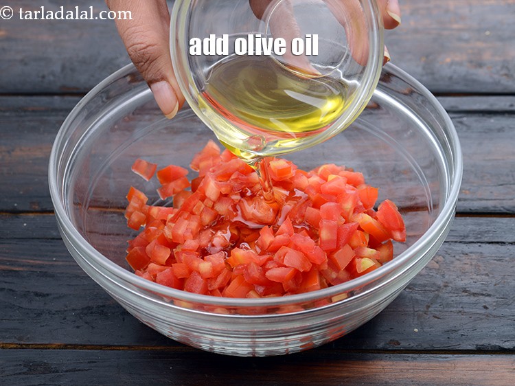 स्टेप 13 – २ १/२ टी-स्पून&nbsp;<a href=""https://www.tarladalal.com/glossary-olive-oil-hindi-451i"">जैतून का तेल</a>&nbsp;डालें।&nbsp;&nbsp; &nbsp;