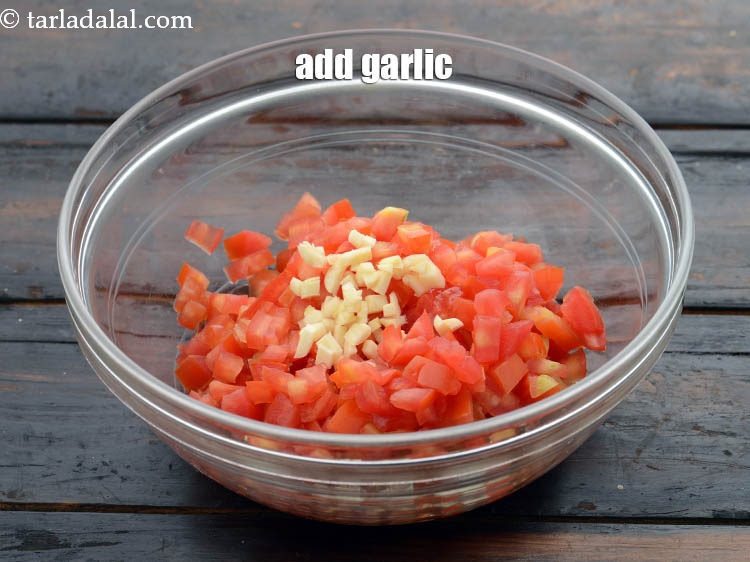 स्टेप 14 – १ टी-स्पून&nbsp;<a href=""https://www.tarladalal.com/glossary-chopped-garlic-hindi-790i"">कटा हुआ लहसुन</a>&nbsp;डालें।&nbsp;&nbsp; &nbsp;