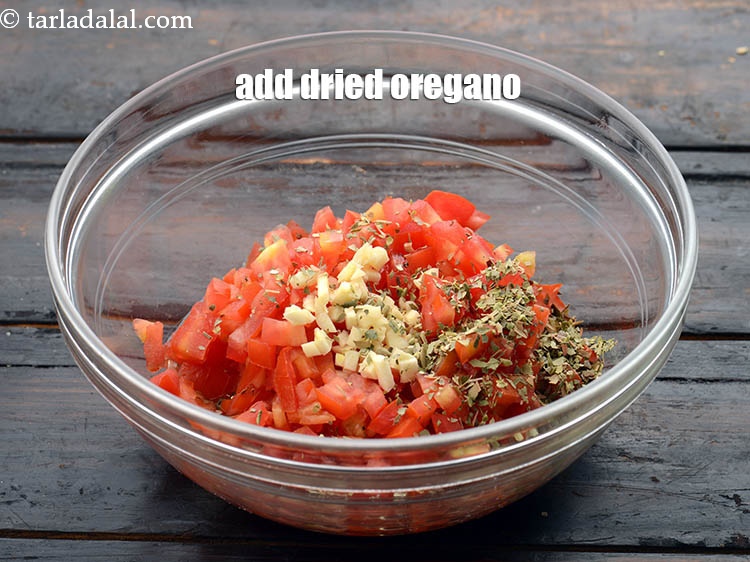 स्टेप 15 – १ टी-स्पून&nbsp;<a href=""https://www.tarladalal.com/glossary-dried-oregano-hindi-268i"">सूखा ओरेगानो</a>&nbsp;डालें।&nbsp;&nbsp; &nbsp;