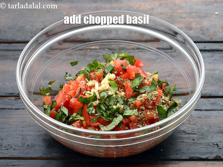 स्टेप 16 – २ टेबल-स्पून&nbsp;<a href=""https://www.tarladalal.com/glossary-chopped-basil-hindi-804i"">कटा हुआ बेसिल</a>&nbsp;डालें।&nbsp;&nbsp; &nbsp;