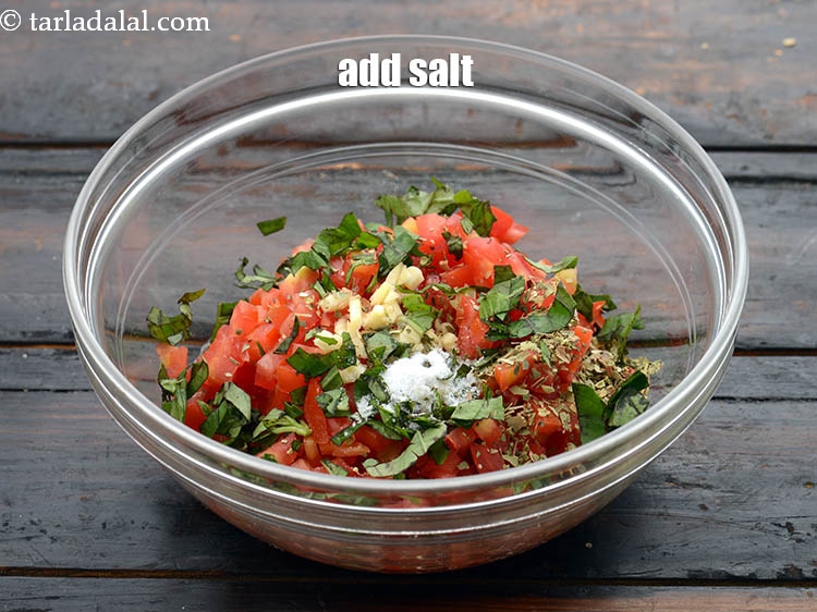 स्टेप 17 – स्वादअनुसार&nbsp;<a href=""https://www.tarladalal.com/glossary-salt-namak-table-salt-hindi-418i"">नमक</a>&nbsp;डालें।&nbsp;&nbsp; &nbsp;