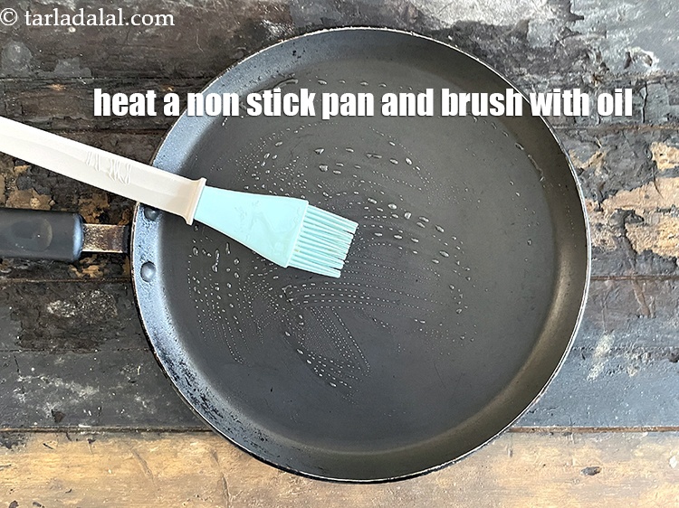 स्टेप 23 – एक नॉन स्टिक पैन गरम करें। पैन पर थोड़ा सा …