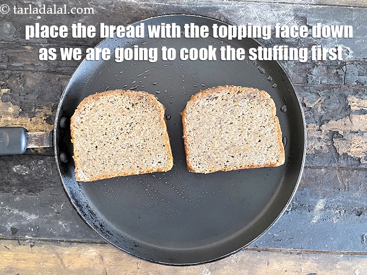 स्टेप 24 – प्रत्येक खुले सैंडविच को नॉन-स्टिक तवे पर इस प्रकार रखें …