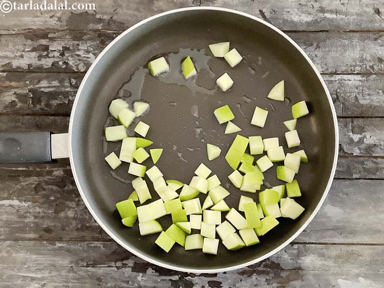 स्टेप 5 – १ कप <a href=""https://www.tarladalal.com/glossary-chopped-green-apple-hindi-2180i"">कटा हुआ हरा सेब</a> या लाल सेब …
