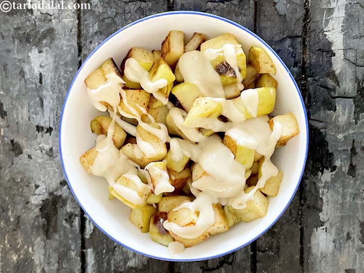 Step 10 – Drizzle&nbsp;1/2 tbsp&nbsp;<a href="https://www.tarladalal.com/glossary-peanut-butter-235i">peanut butter</a>&nbsp;over the cooked apples.&nbsp;Peanut butter is a great source of mono-saturated healthy …