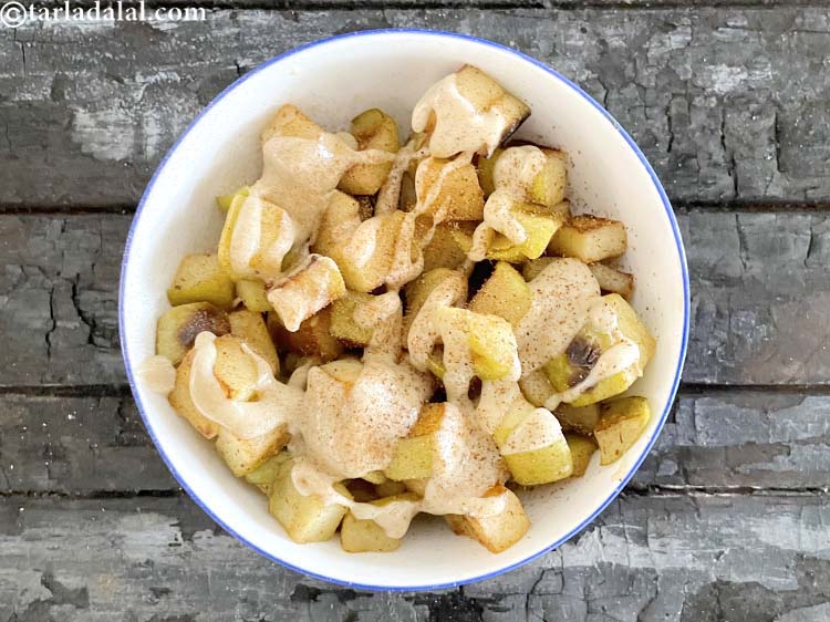 स्टेप 11 – ऊपर से दालचीनी पाउडर छिड़कें और गरम परोसें।