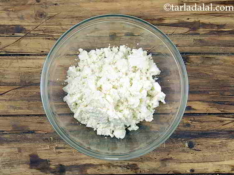 Step 3 – For the <strong>stuffing of the grilled paneer sandwich</strong>, we will first take crumbled paneer in …