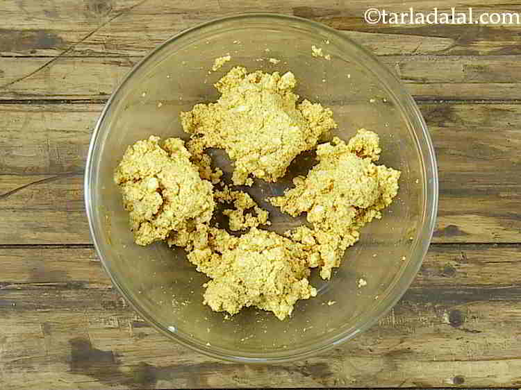 Step 8 – Divide the paneer stuffing into 4 equal portions.