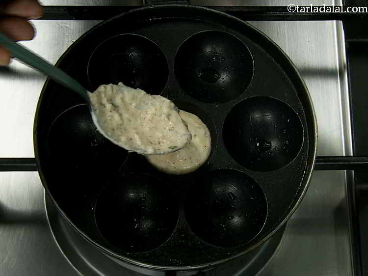 स्टेप 13 – प्रत्येक मोल्ड में १ टेबल-स्पून <strong>मसाला अप्पे (पनियारम)</strong> का घोल …