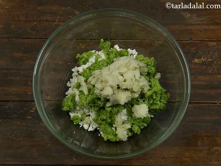 Step 3 – Then add the boiled, peeled and mashed potatoes to the bowl.