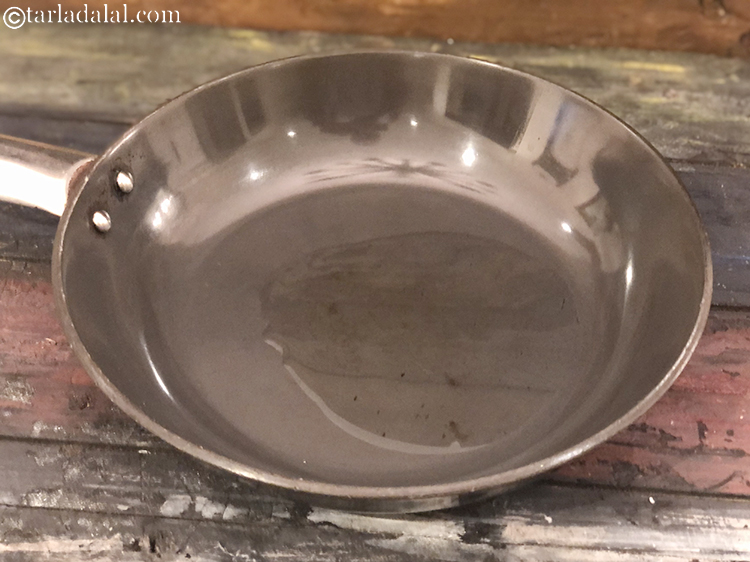 स्टेप 5 – <strong>सिंघाड़ा स्टर फ्राई</strong> बनाने के लिए, एक नॉन-स्टिक पैन में …