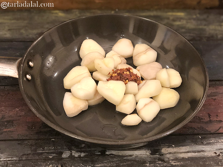 स्टेप 7 – सूखी लाल मिर्च के फ्लैकस् डालें।