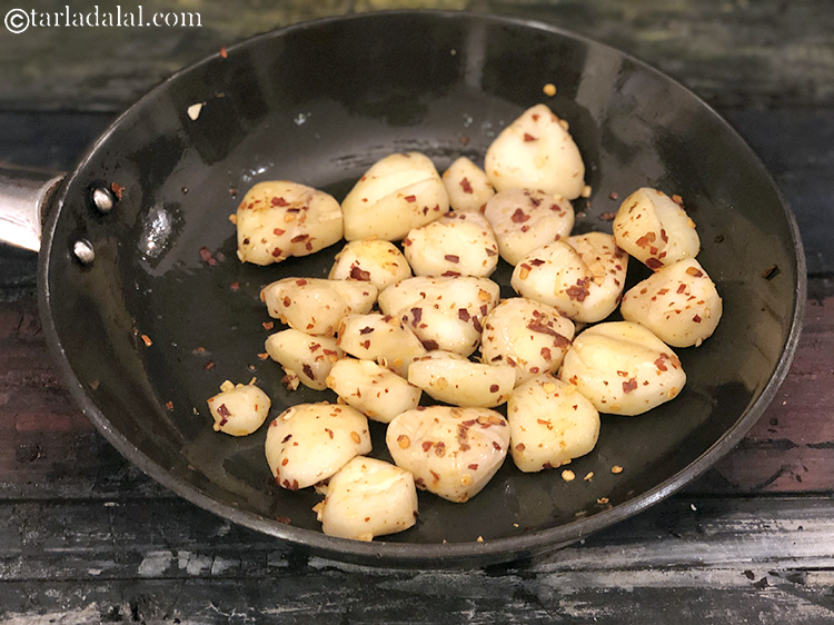 स्टेप 8 – मध्यम आंच पर २ से ३ मिनट तक भून लें।