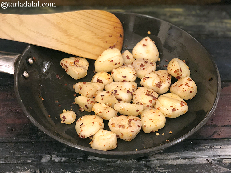 स्टेप 10 – अच्छी तरह से मिलाएं और मध्यम आंच पर लगातार हिलाते …