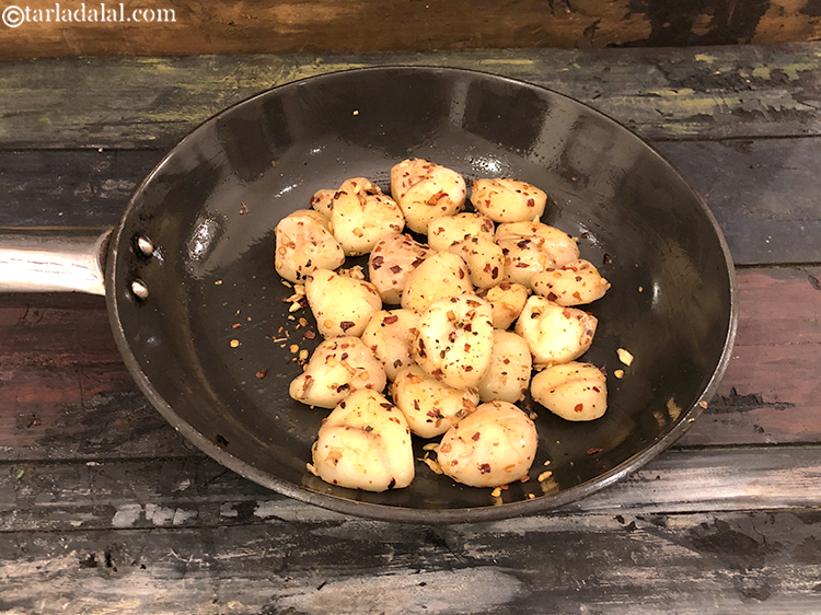 स्टेप 11 – <strong>सिंघाड़ा स्टर फ्राई</strong> को तुरंत परोसें।