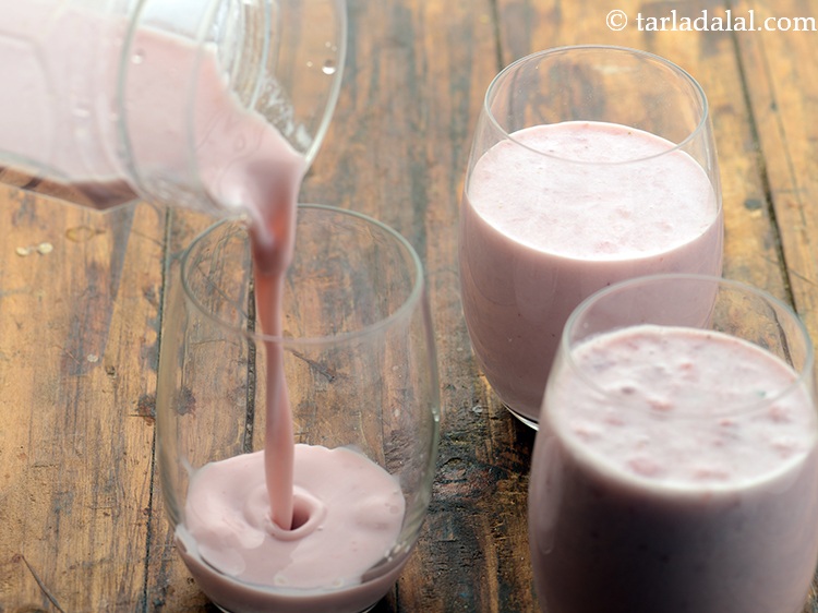 Step 8 – <p>Pour&nbsp;<strong>strawberry banana milkshake | Indian style&nbsp;strawberry banana milkshake&nbsp;|</strong>&nbsp;into 3 glasses.</p>