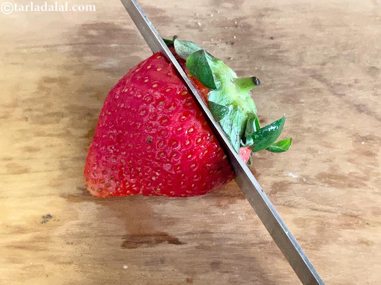 Step 3 – Slice the green leafy part of the strawberies.&nbsp;
