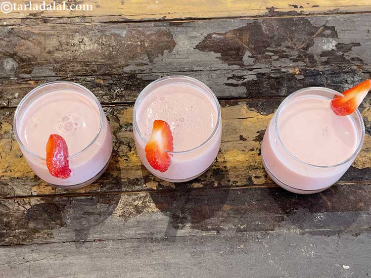 स्टेप 8 – <strong>स्वस्थ स्ट्रॉबेरी शहद मिल्कशेक</strong> को स्ट्रॉबेरी से गार्निश करें और …