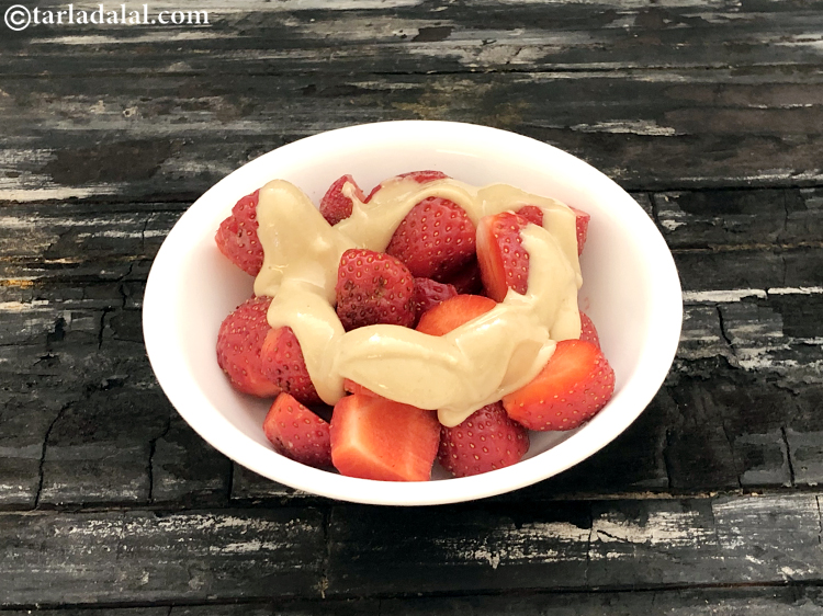 स्टेप 3 – ऊपर से &nbsp;टेबल-स्पून&nbsp;<a href=""https://www.tarladalal.com/glossary-peanut-butter-hindi-235i"">पीनट बटर</a> डालें। यदि आपको मूंगफली का …