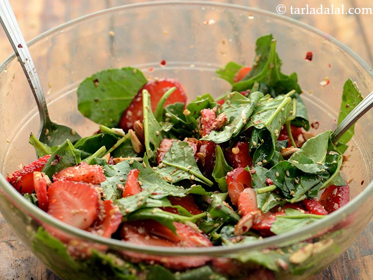 स्टेप 13 – बहुत कम नमक डालें और चम्मच का उपयोग करके अच्छी …