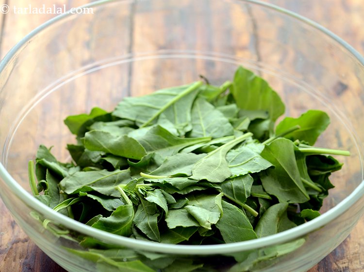 स्टेप 9 – <strong>स्ट्रॉबेरी पालक सलाद </strong>बनाने के लिए, एक बड़ा कटोरे में …