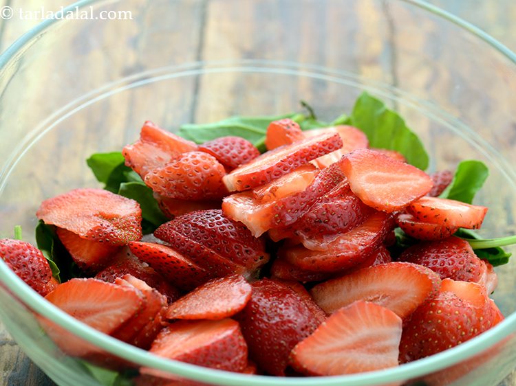 स्टेप 10 – कटी हुई स्ट्रॉबेरी डालें।