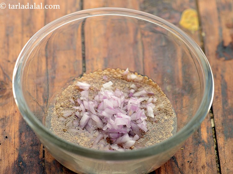 स्टेप 4 – प्याज़ डालें। यह ड्रेसिंग को एक अच्छा क्रंच देगा।