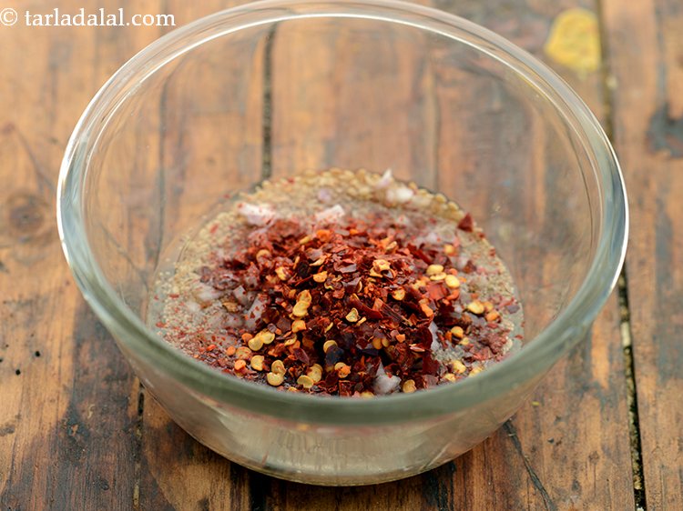 स्टेप 5 – सूखी लाल मिर्च के फ्लैकस् डालें। आप अपनी पसंद के …