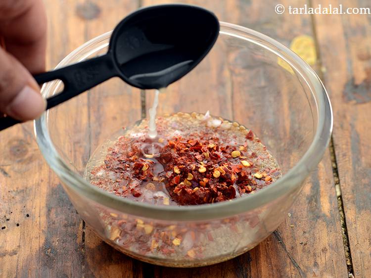 स्टेप 6 – नींबू का रस डालें। यह हमारे सलाद को एक खटा …