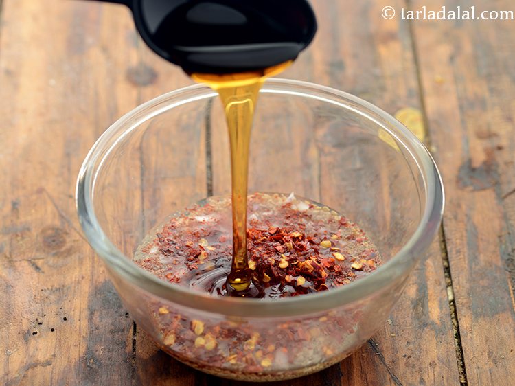 स्टेप 7 – शहद डालें। यह सलाद में थोड़ी मिठास डालेगा।