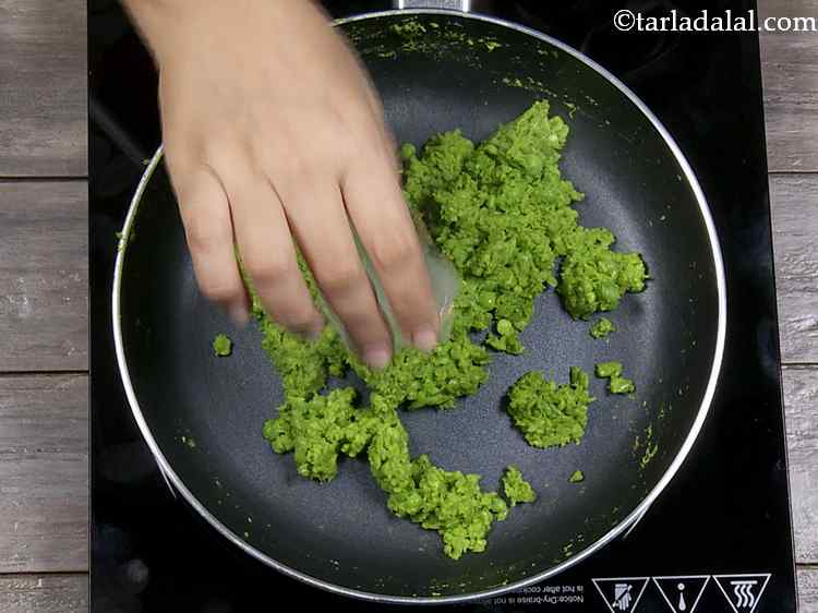 Step 9 – Add lemon juice and salt to taste. It gives a chatpata flavor to the stuffing.