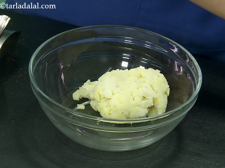 Step 3 – For preparing the stuffing of&nbsp;<strong>Monaco Biscuit Sev Puri</strong>, in a bowl take potatoes.