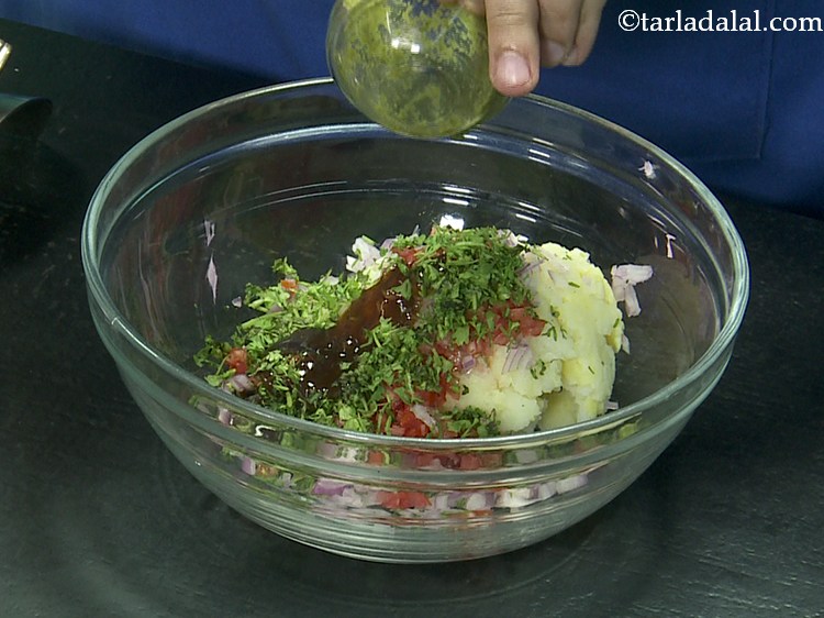 Step 8 – Next, add the green chutney. The quantity can be adjusted to suit your taste buds.