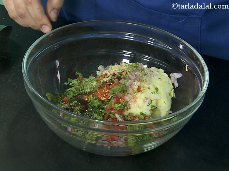 Step 10 – For a tangy mouthfeel, add lemon juice and chaat masala.