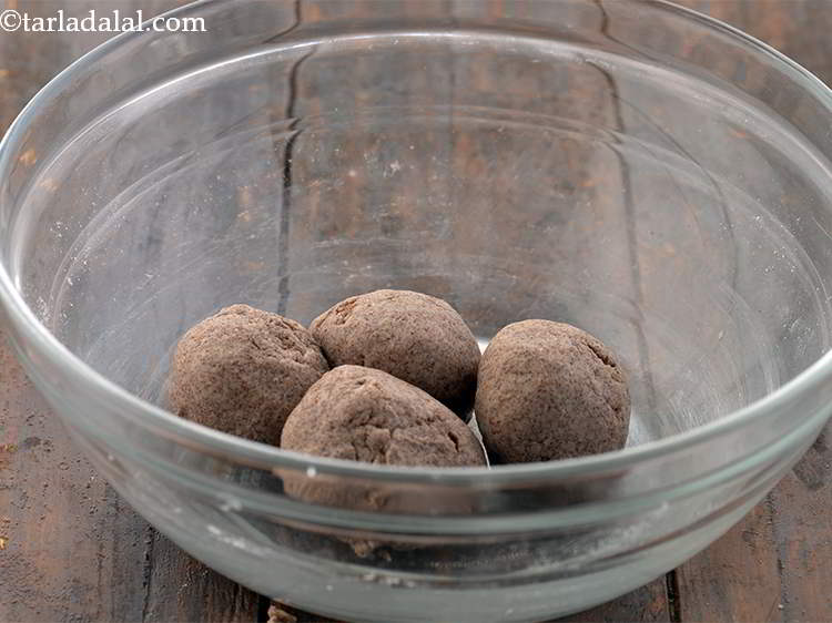 Step 7 – Divide the&nbsp;<strong>Stuffed Nachni Roti</strong>&nbsp;dough into 4 equal portions and keep aside.