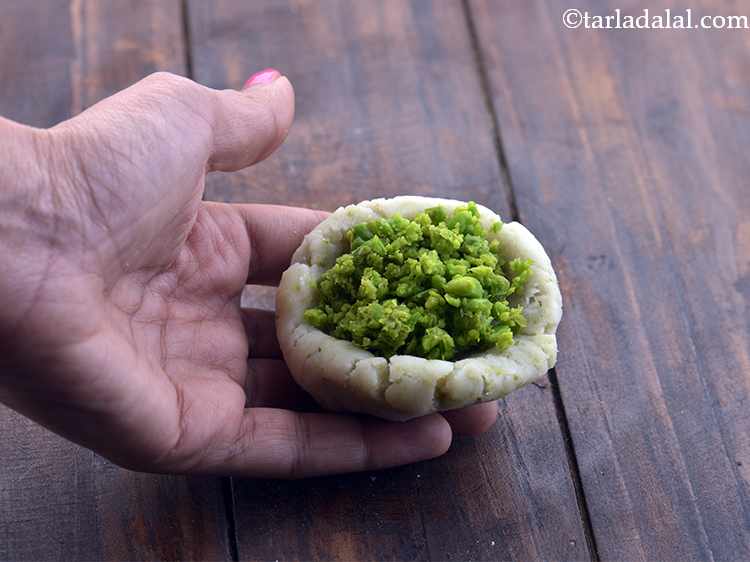 Step 13 – Put approx. 2 tsp of the prepared green pea stuffing in the center.